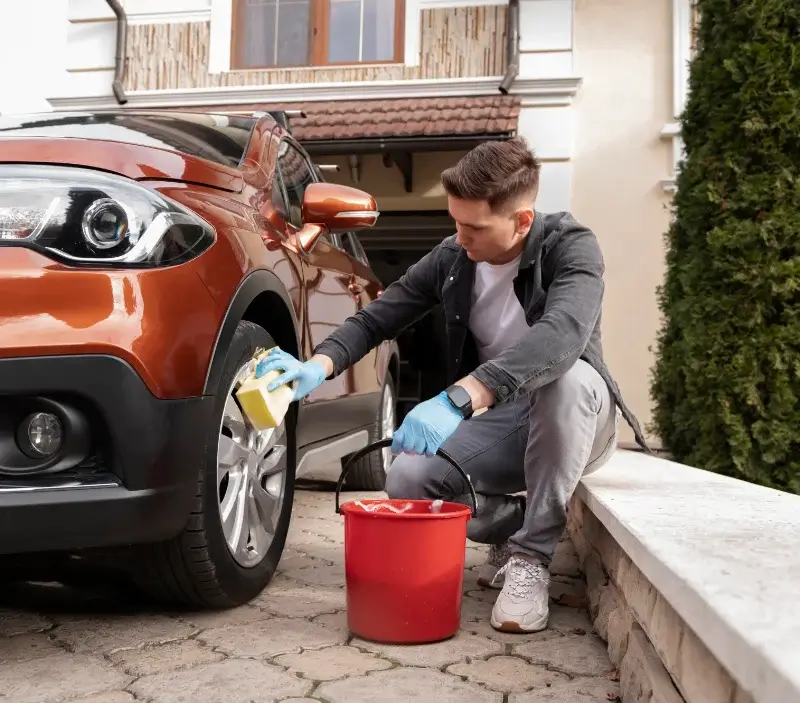 Lavage auto à domicile Saint-Pierre-de-Bailleul : professionnel intervenant sur un véhicule